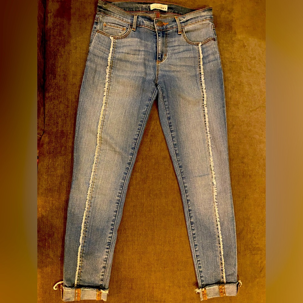 LOFT jeans with frayed front seam. Size 2/26.